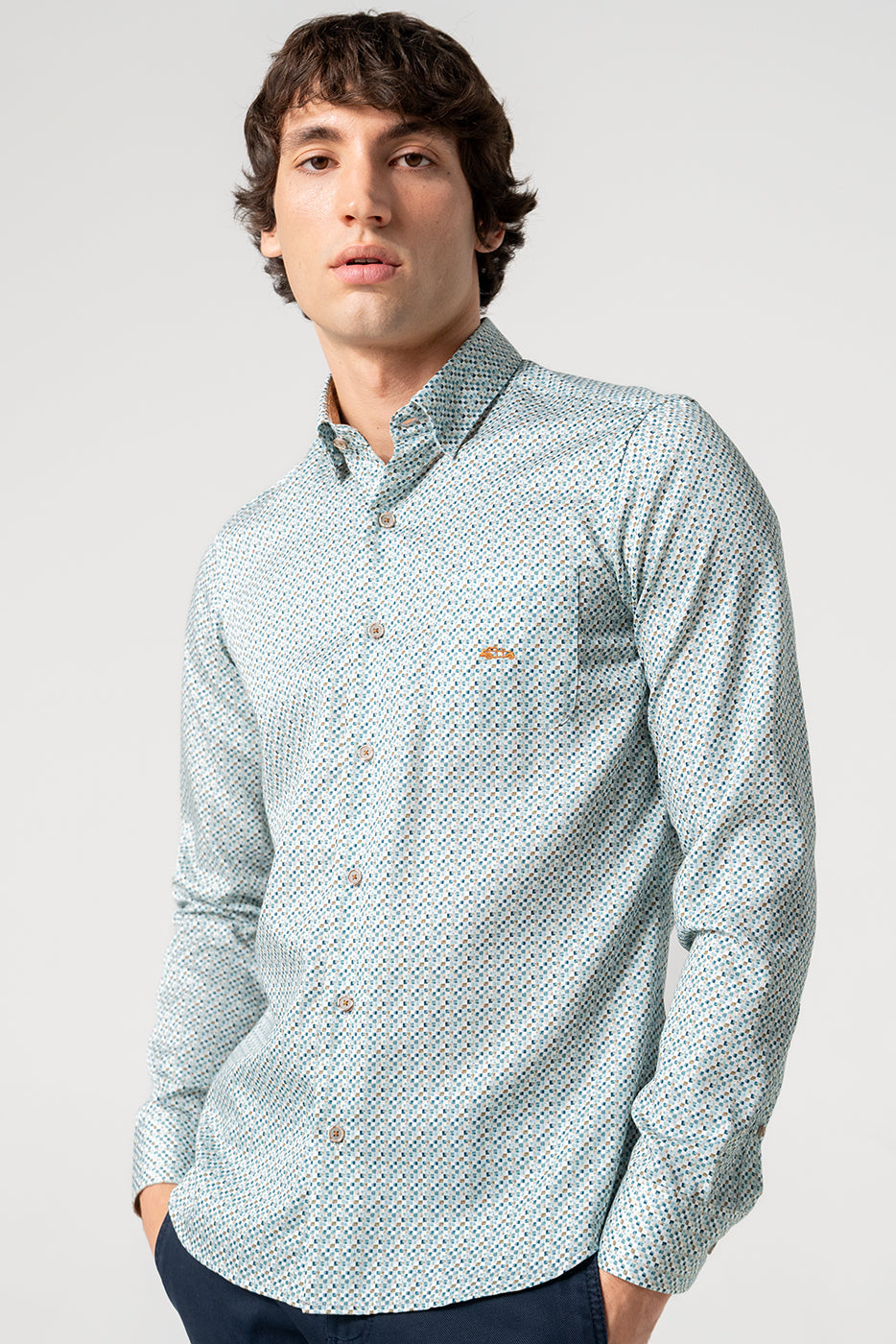 Camisa hombre con bolsillo estampado cuadraditos