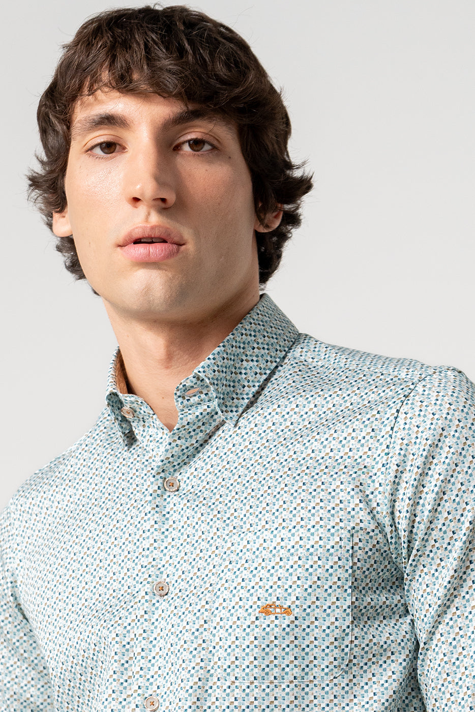 Camisa hombre con bolsillo estampado cuadraditos