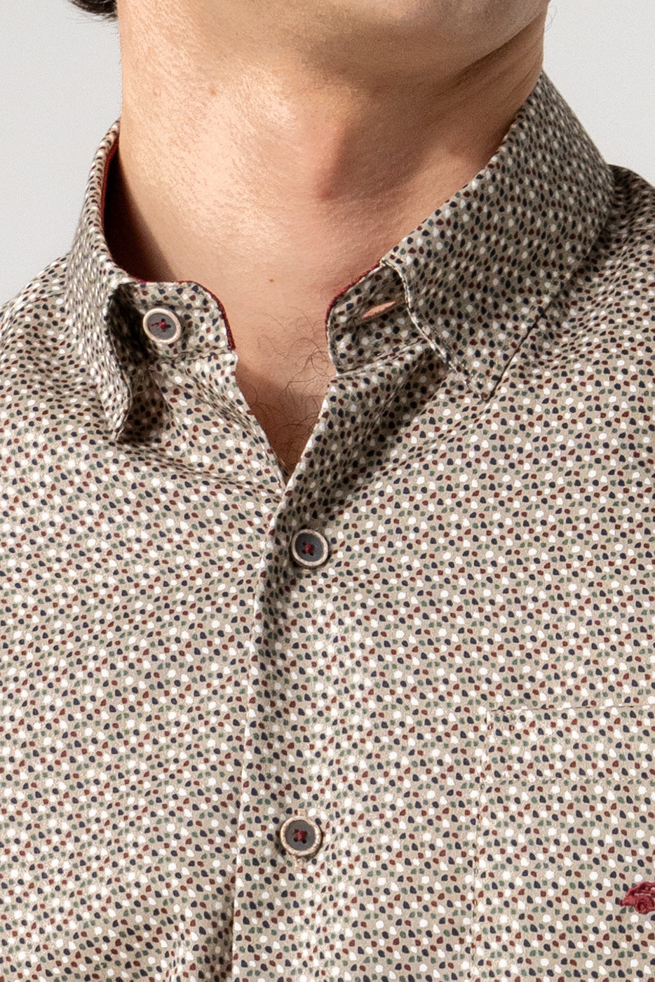 CAMISA HOMBRE CON BOLSILLO ESTAMPADO FONDO MARRÓN