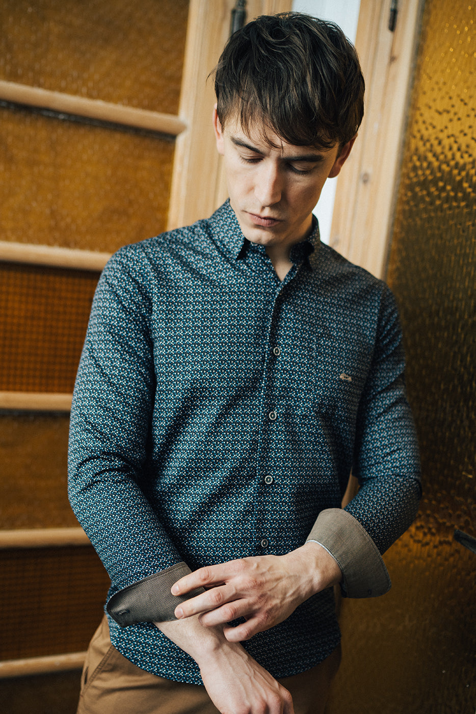 Camisa hombre estampado fondo marino con bolsillo