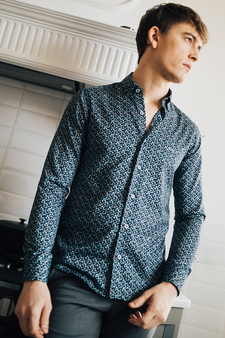 Camisa hombre estampado lunares en marino