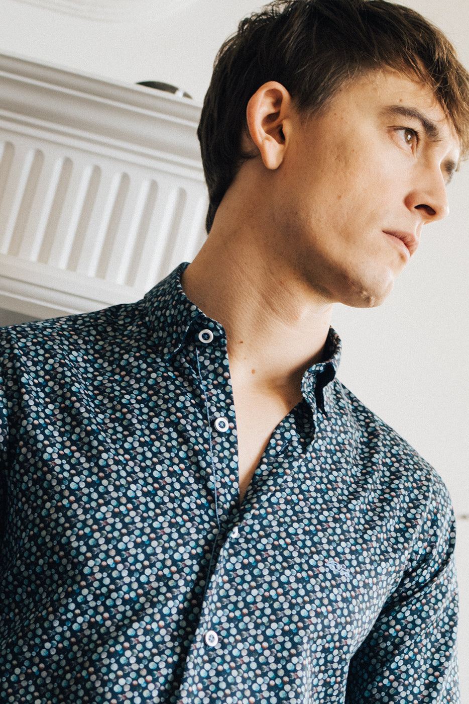 Camisa hombre estampado lunares en marino