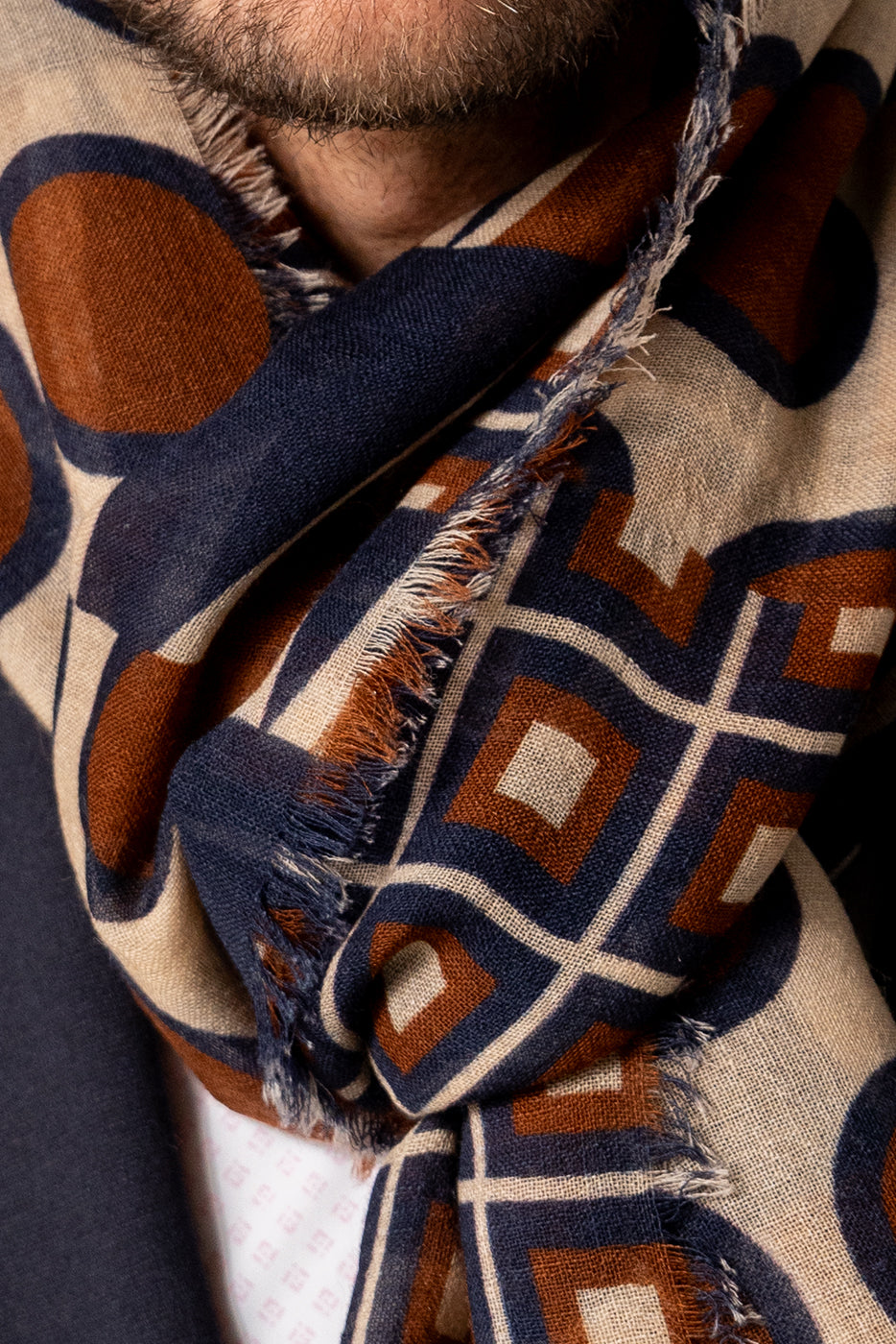 Bufanda estampado geometrico marron