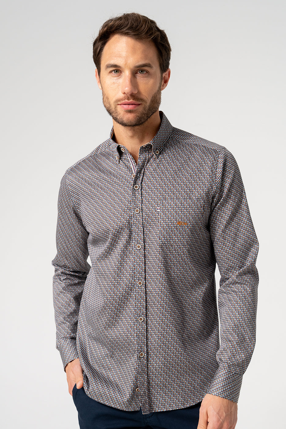 Camisa con bolsillo estampado rombos en tonos granates