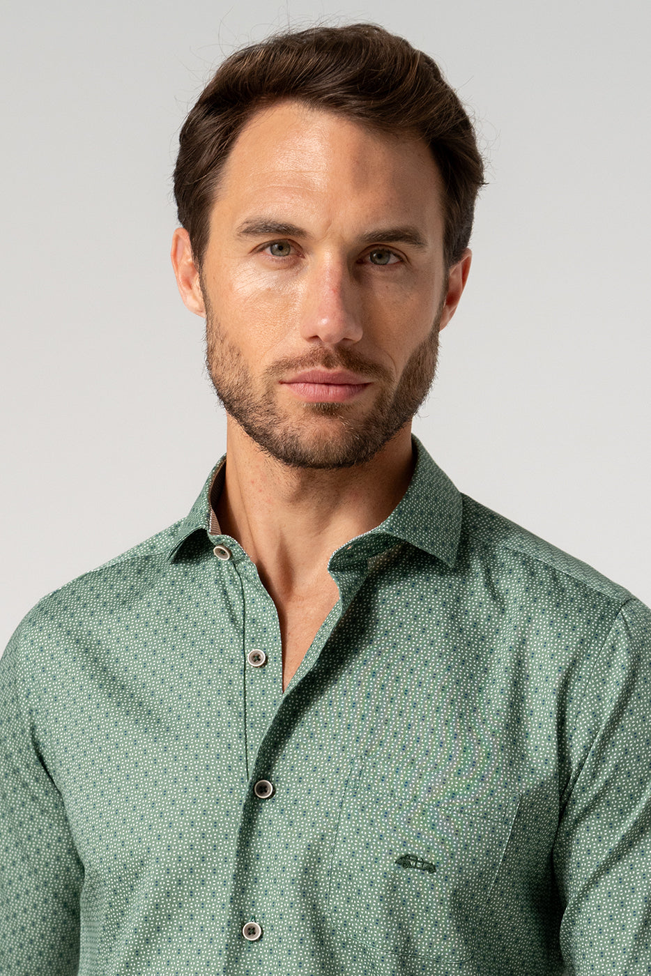 Camisa estampada con bolsillo en tono verde