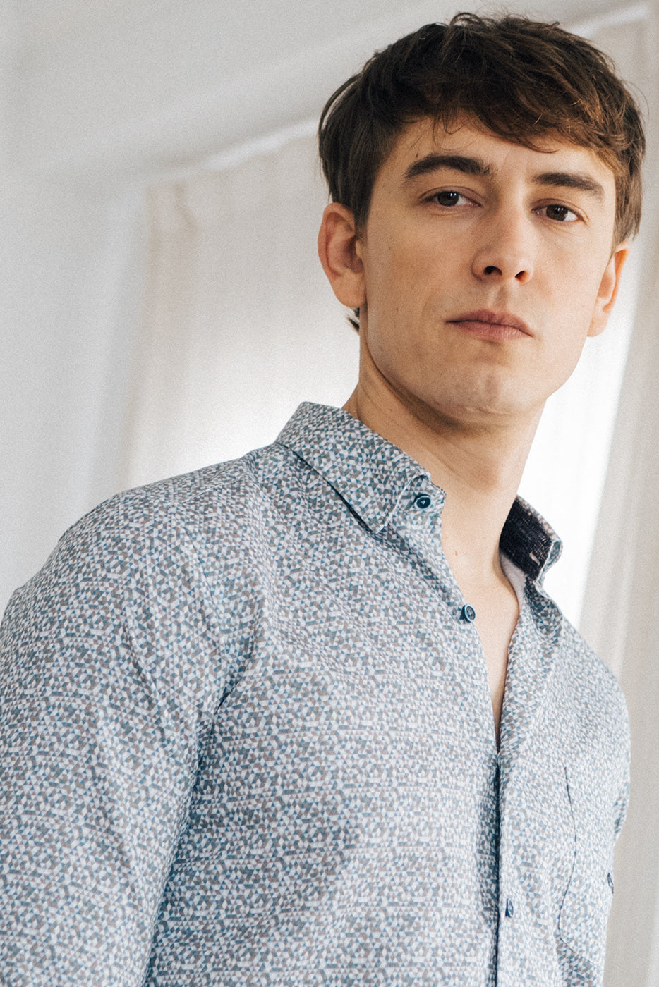 Camisa estampado geométrico gris con bolsillo