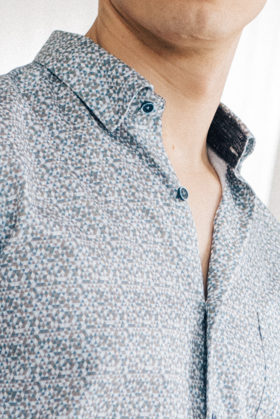 Camisa estampado geométrico gris con bolsillo