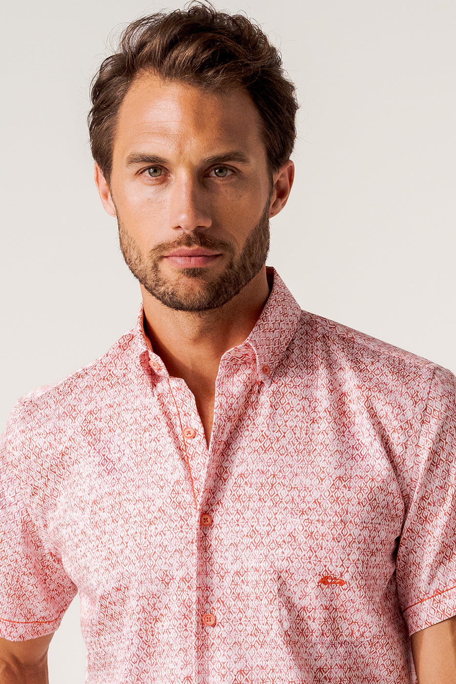 Camisa regular fit estampados geométricos étnicos