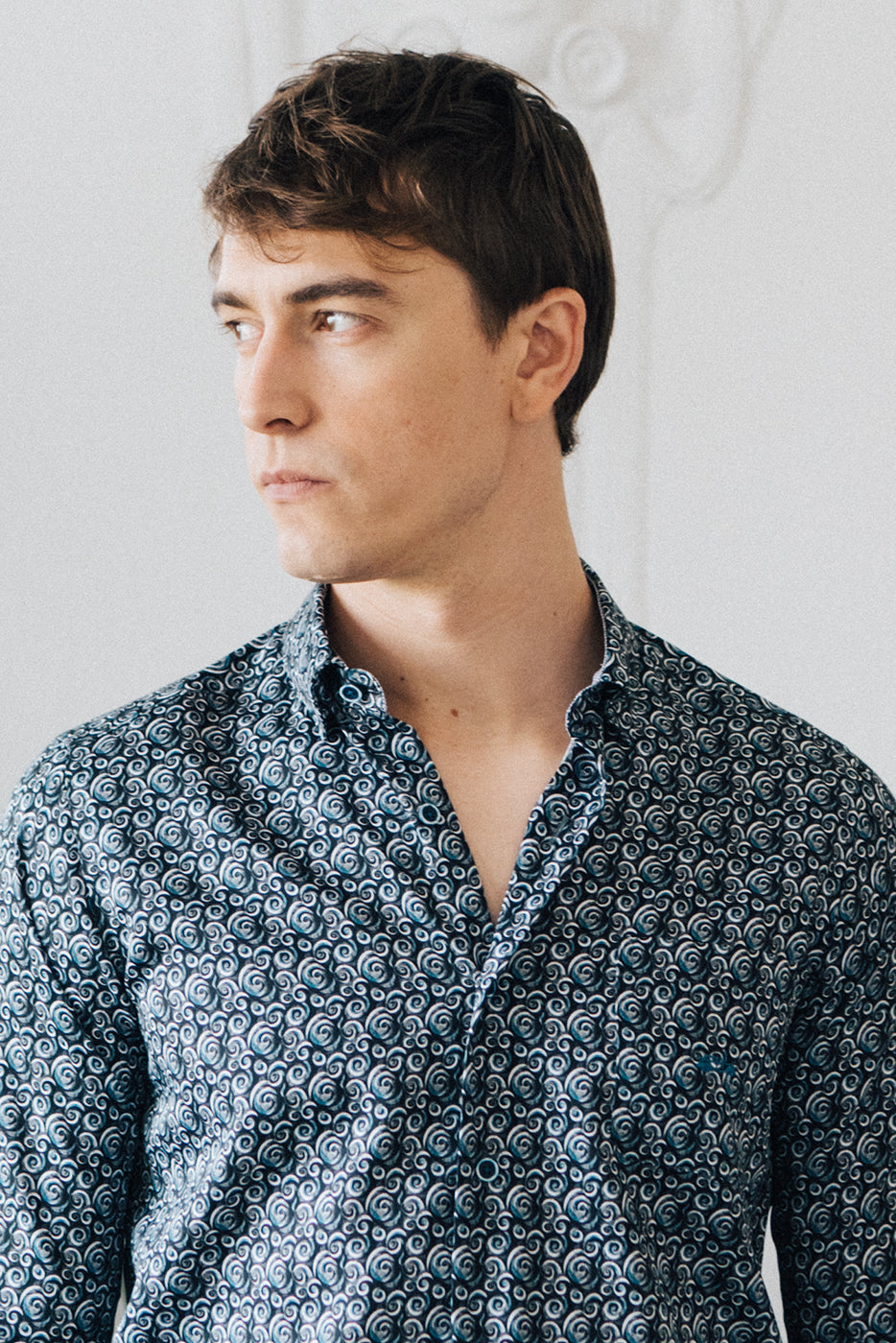 Camisa hombre con bolsillo fondo marino