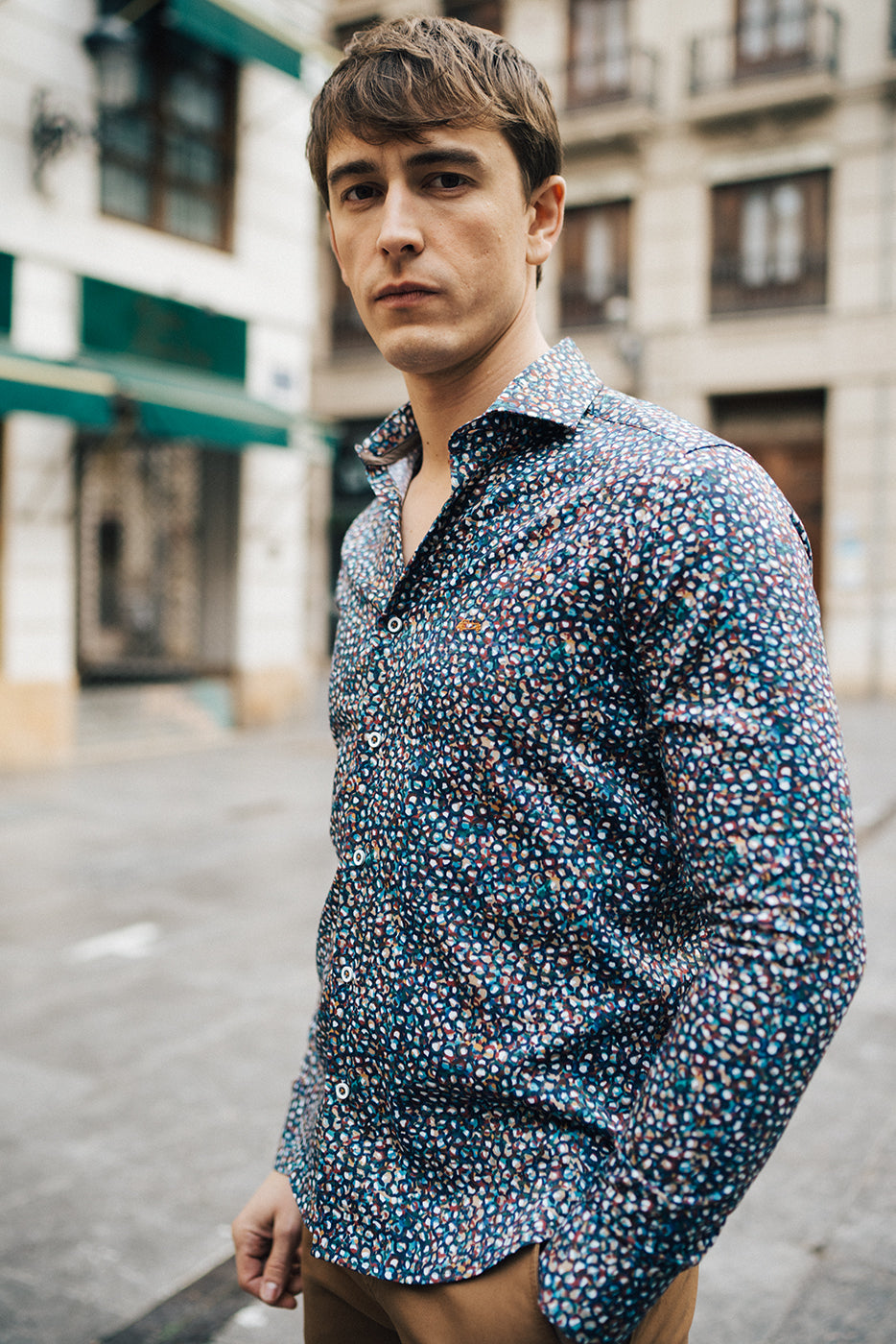 Camisa slim fit estampado multicolor 