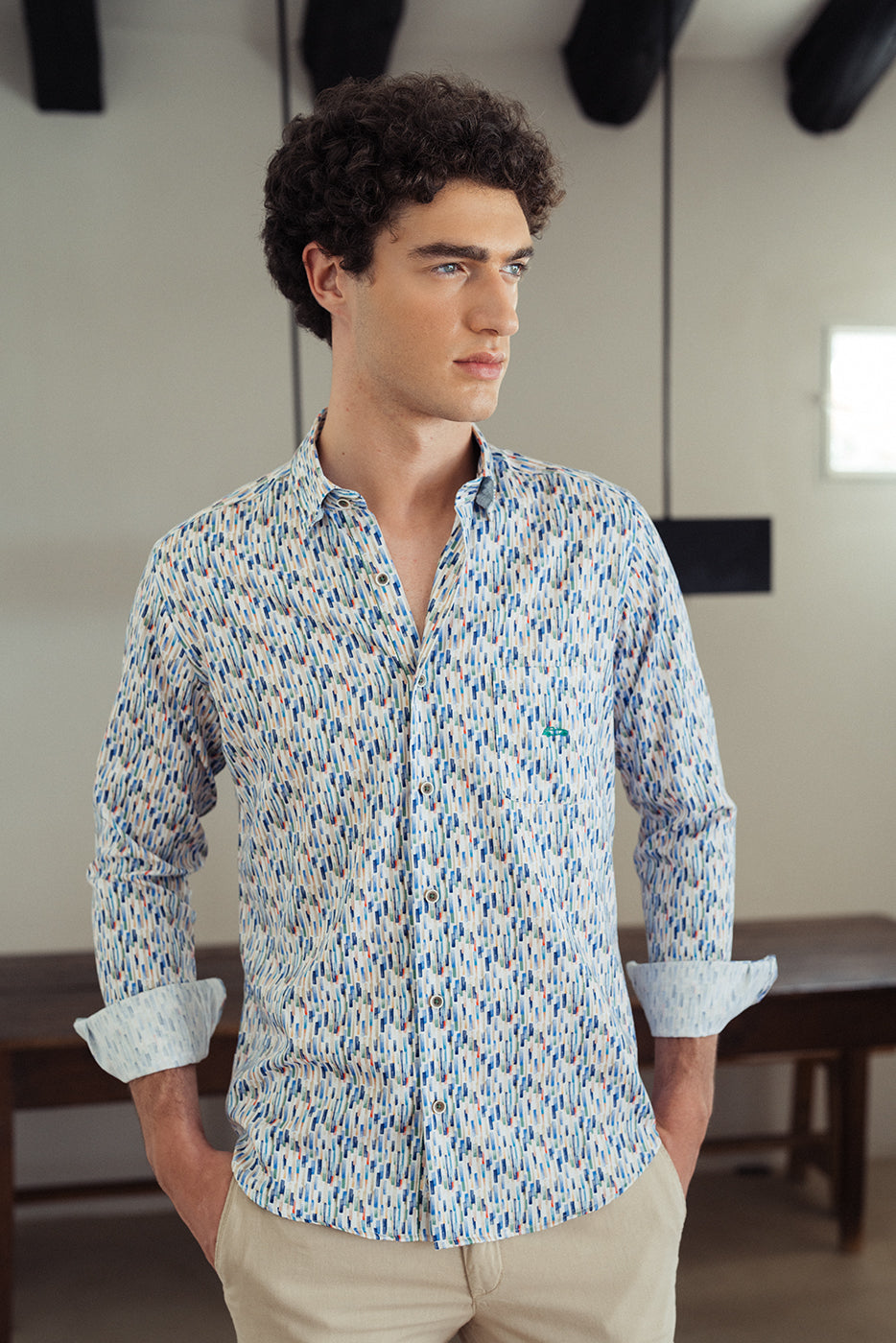 Camisa regular fit estampado pinceladas pastel