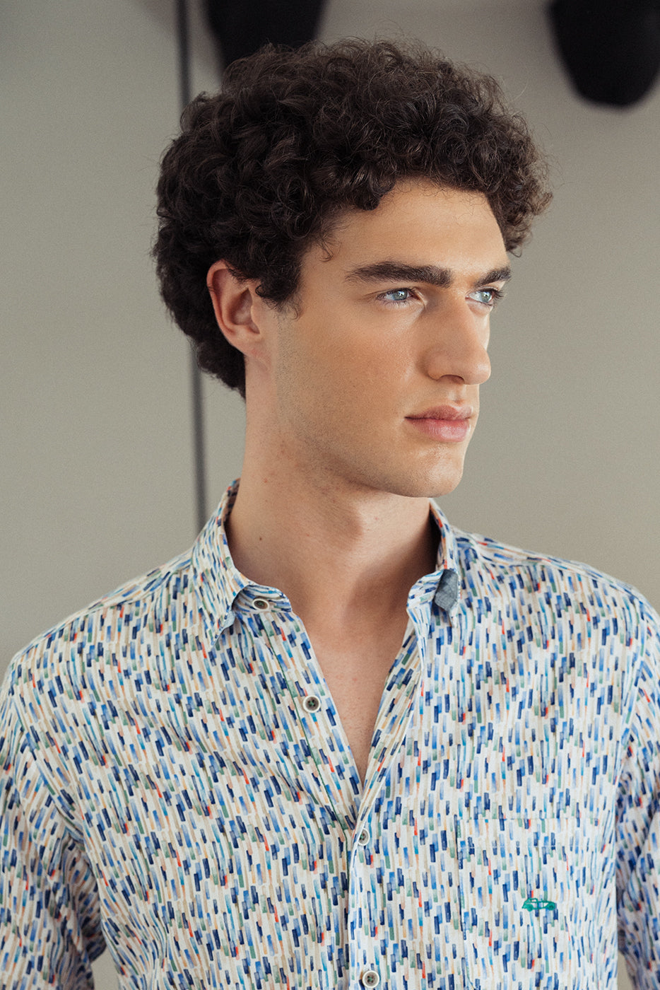 Camisa regular fit estampado pinceladas pastel