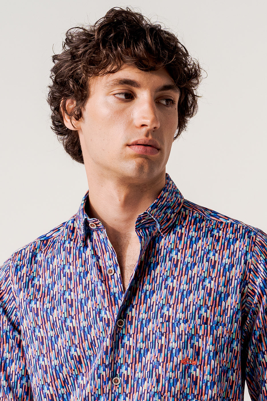 Camisa regular fit estampado pinceladas pastel