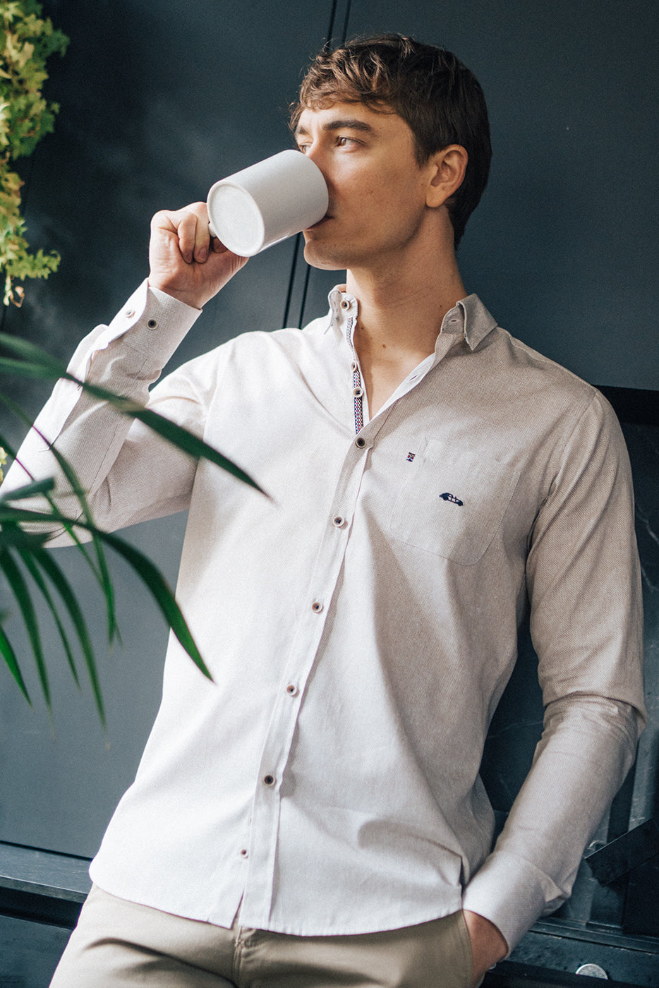 Camisa hombre beige con bolsillo