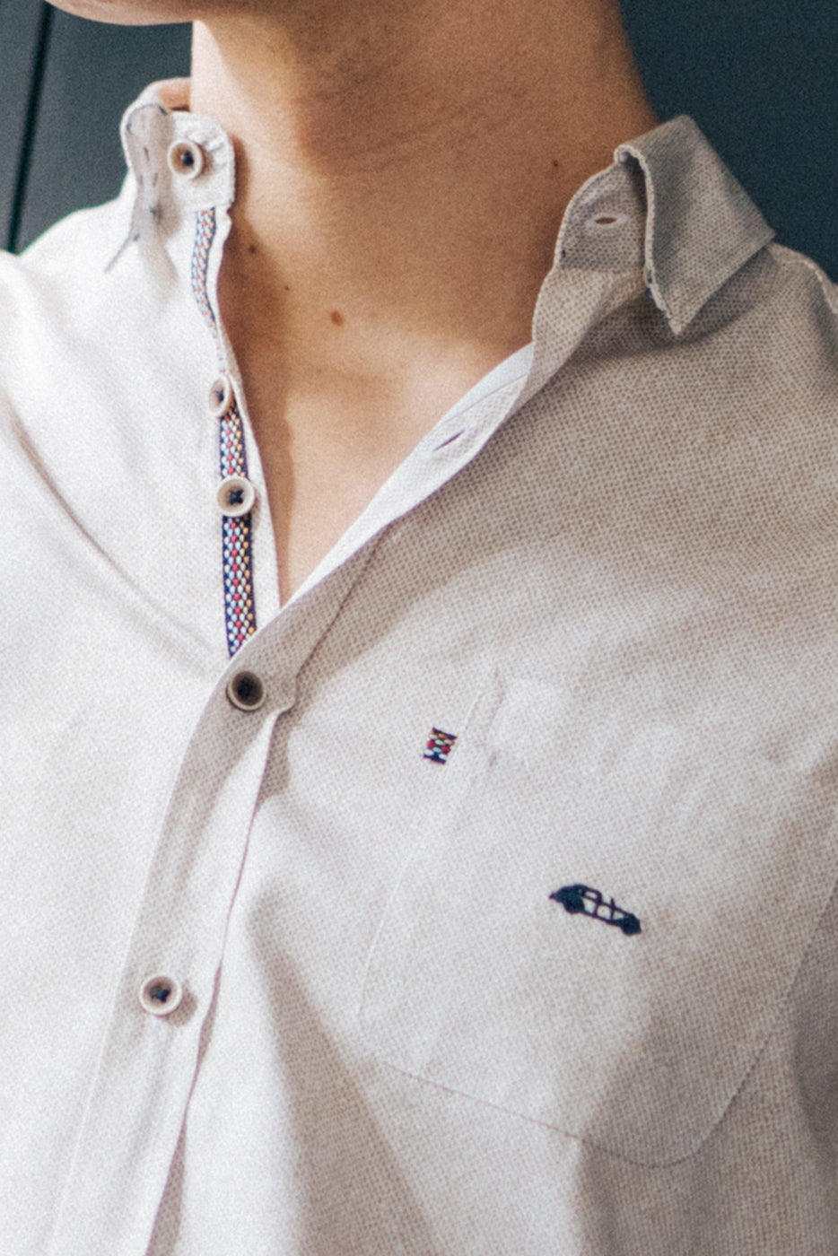 Camisa hombre beige con bolsillo