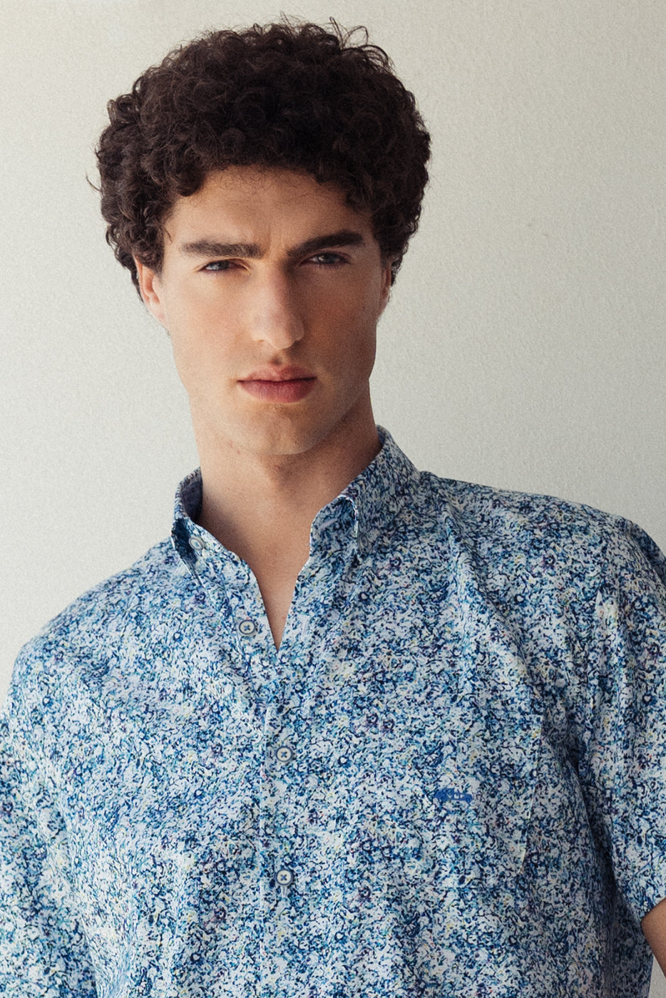 Camisa regular fit manga corta de algodón satinado