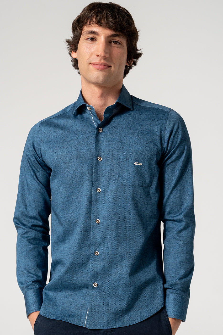 Camisa estampada hombre en marino con bolsillo 