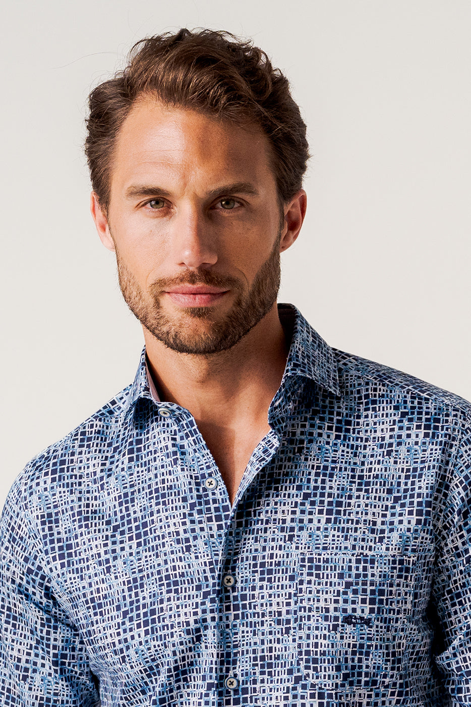 Camisa regular fit estampado ventanas