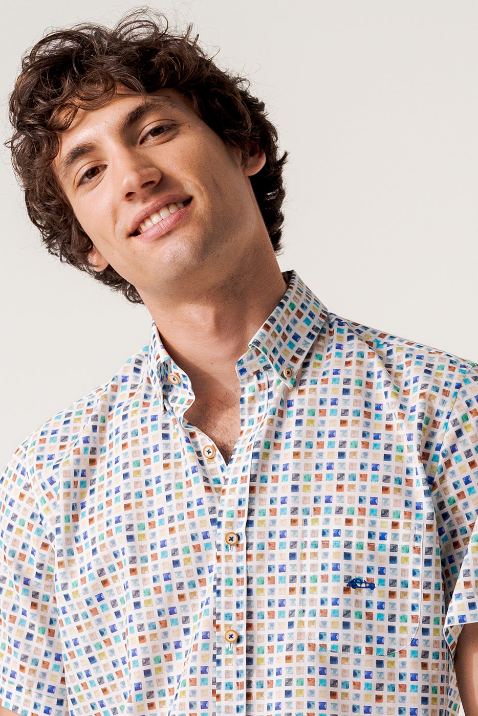 Camisa manga corta regular fit cuadritos de colores