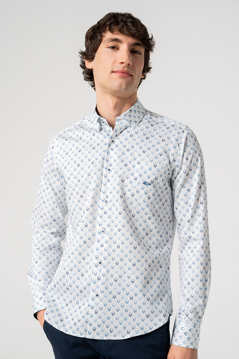 Camisa slim fit estampado calaveras azules