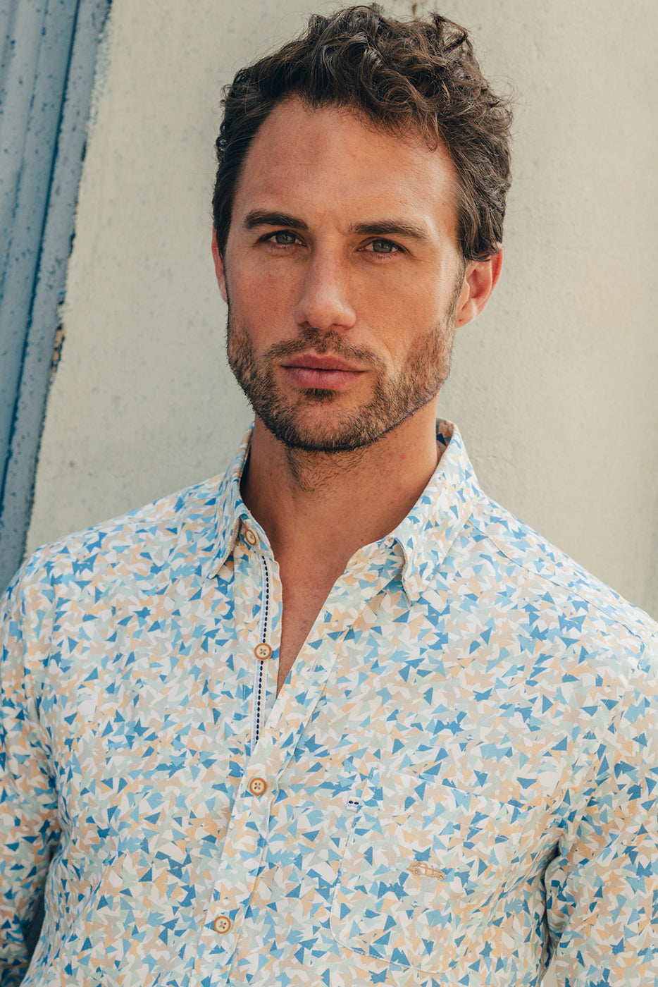 Camisa hombre con bolsillo estampado triángulos colores