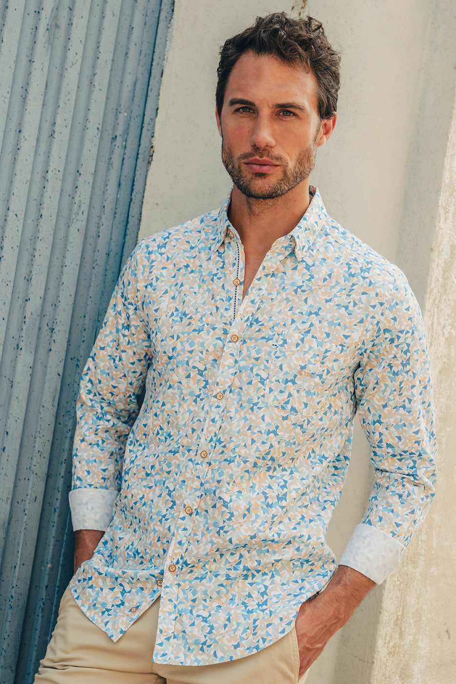 Camisa hombre con bolsillo estampado triángulos colores