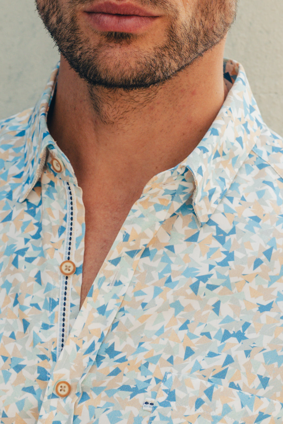 Camisa hombre con bolsillo estampado triángulos colores