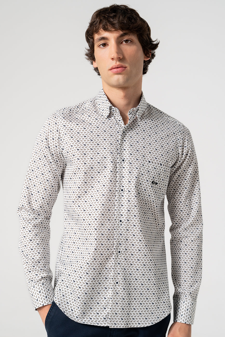 Camisa estampada hombre de caballos grises con bolsillo