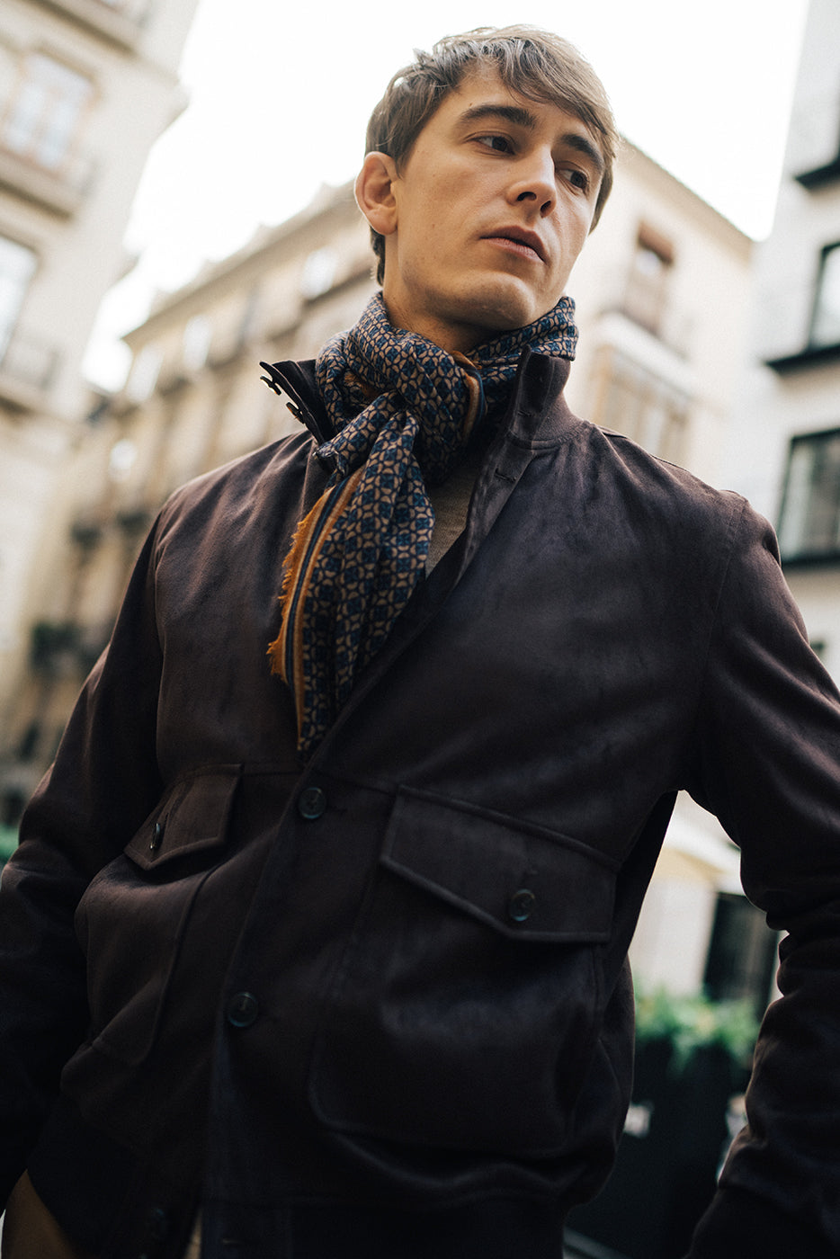 Chaqueta estilo ante con botones y bolsillos grandes