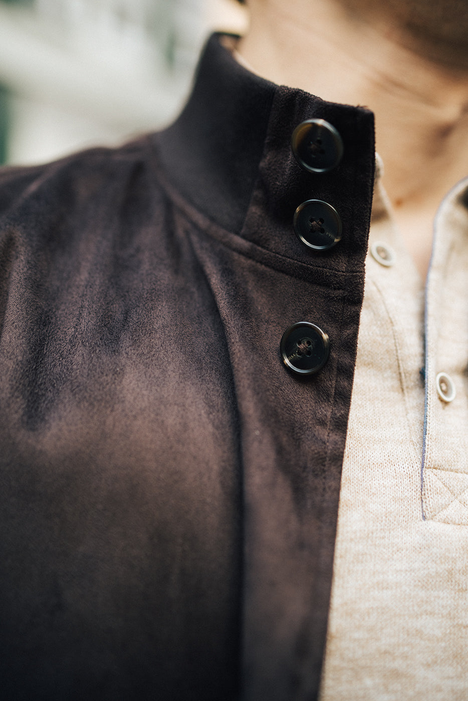 Chaqueta estilo ante con botones y bolsillos grandes