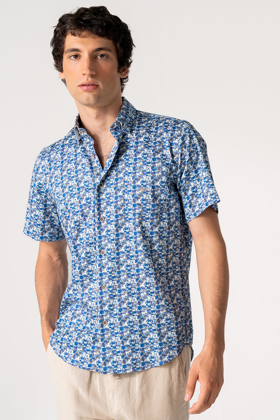 Camisa manga corta hombre hojas azules