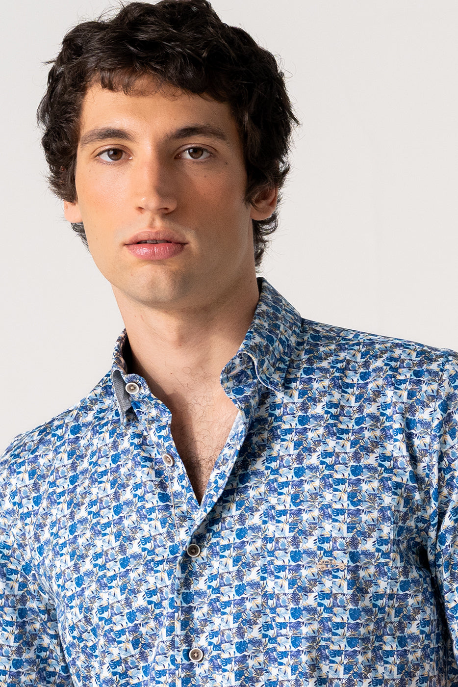 Camisa manga corta hombre hojas azules