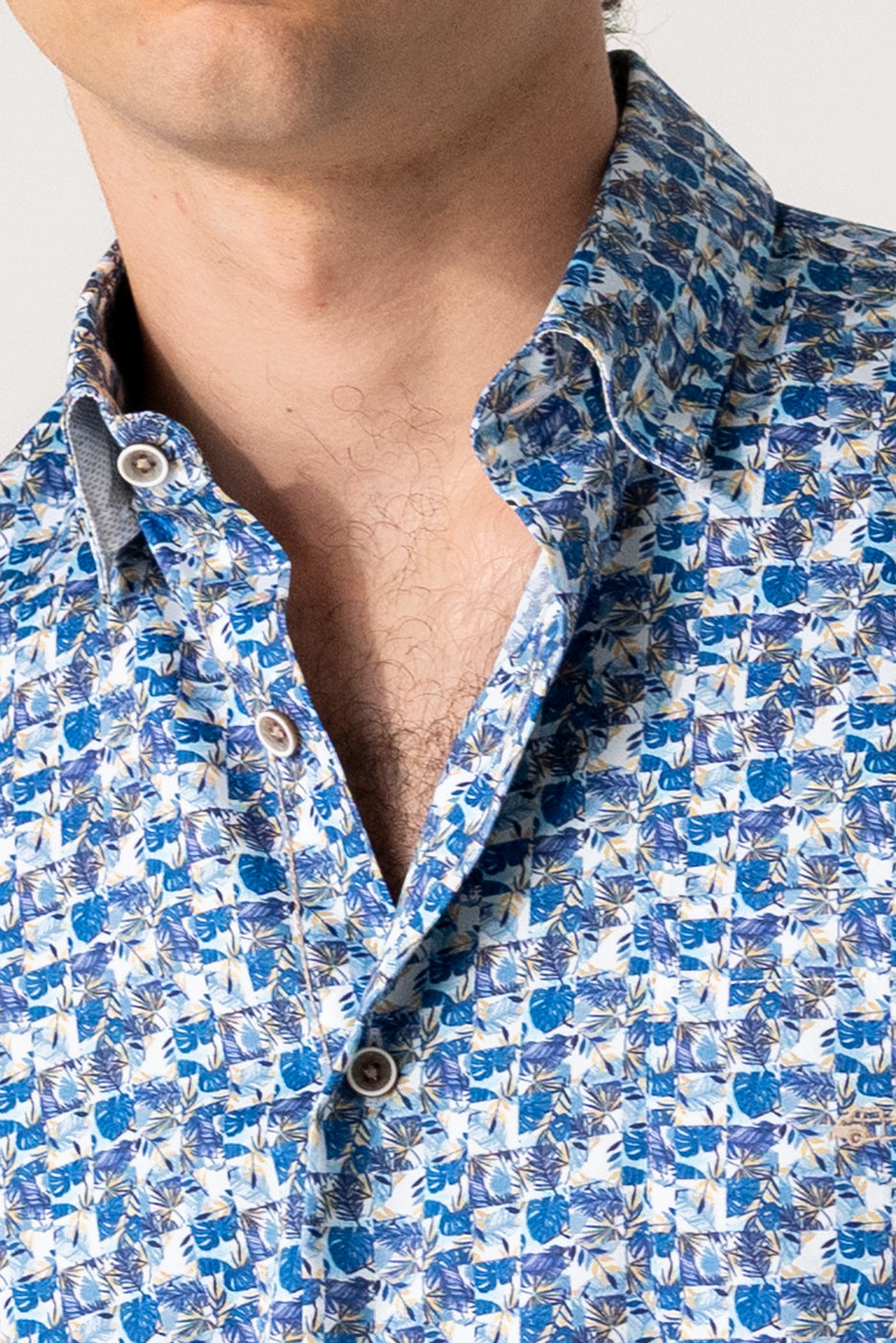 Camisa manga corta hombre hojas azules