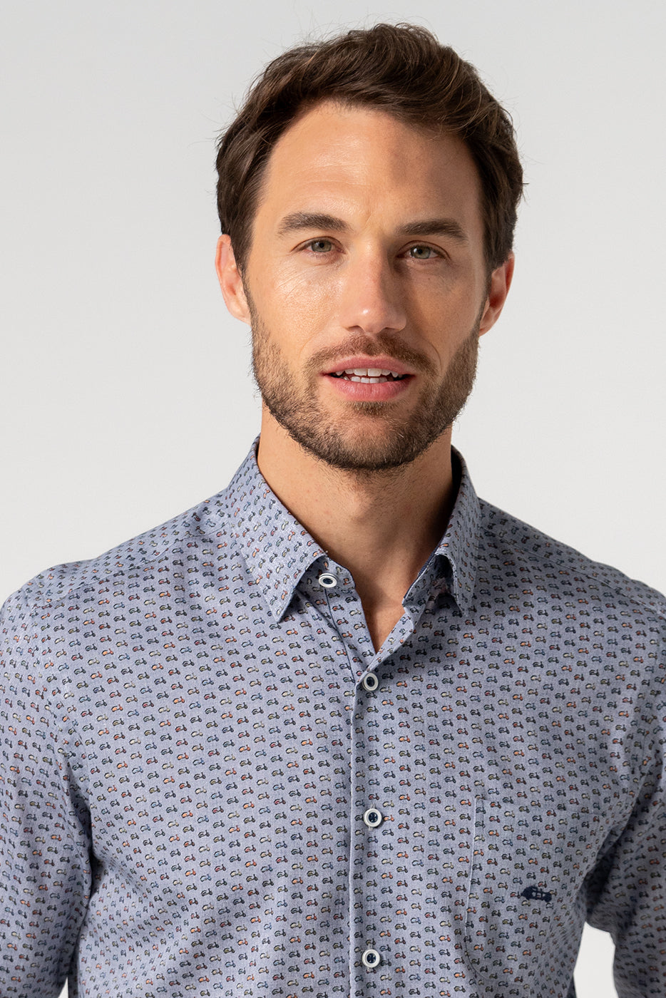 Camisa estampada vespas colores en fondo gris con bolsillo 