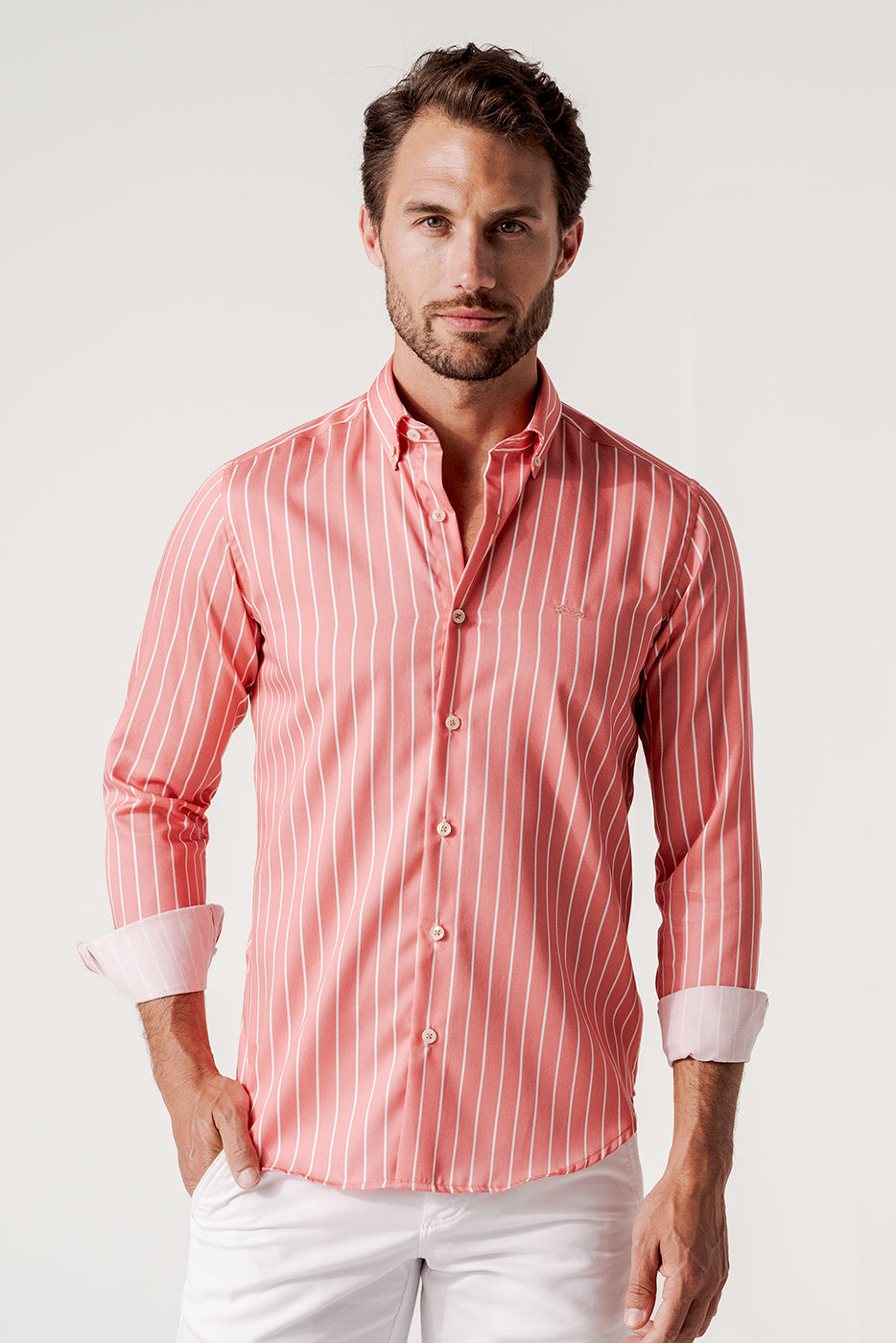 Camisa de manga larga rayitas con fondo coral