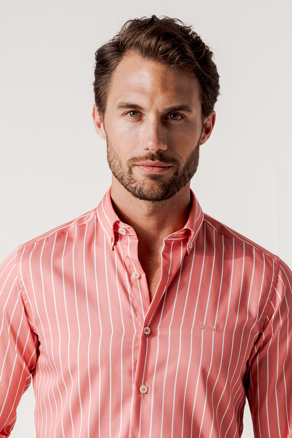 Camisa de manga larga rayitas con fondo coral