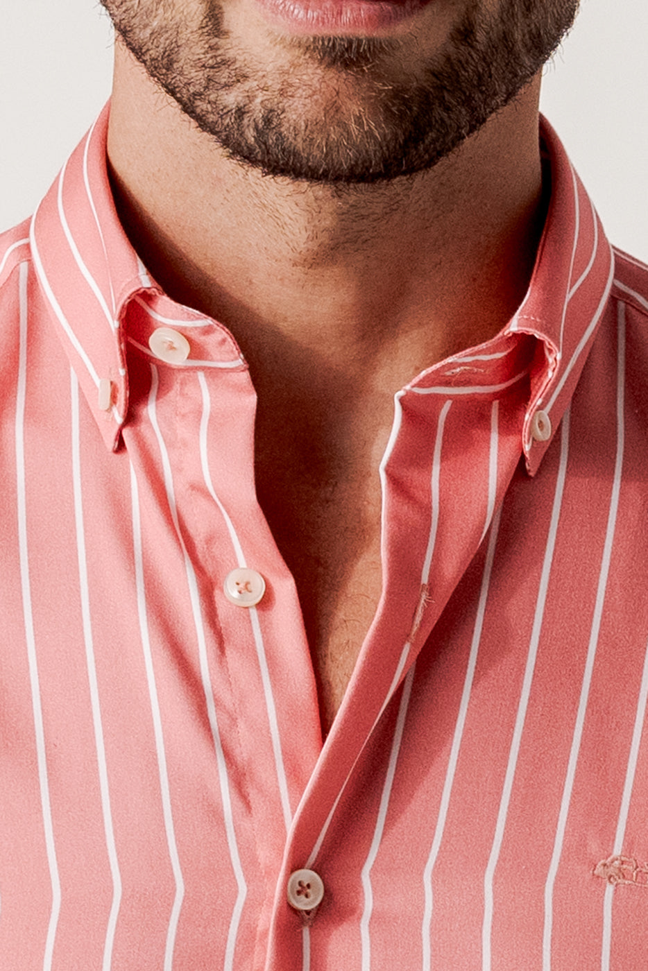 Camisa de manga larga rayitas con fondo coral