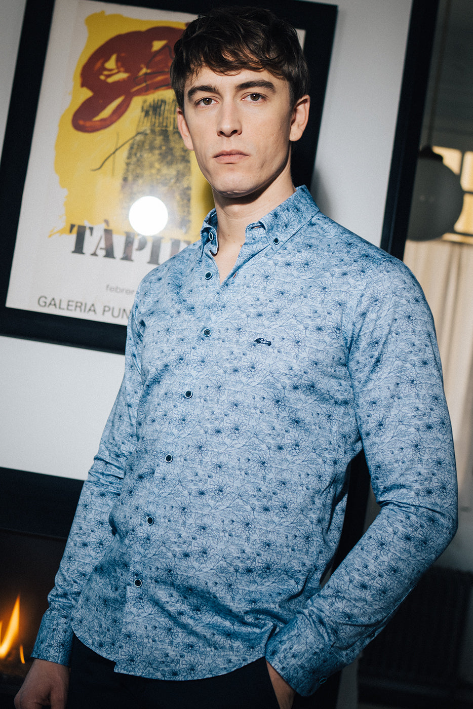 Camisa estampado flores en fondo aspecto vaquero slim fit