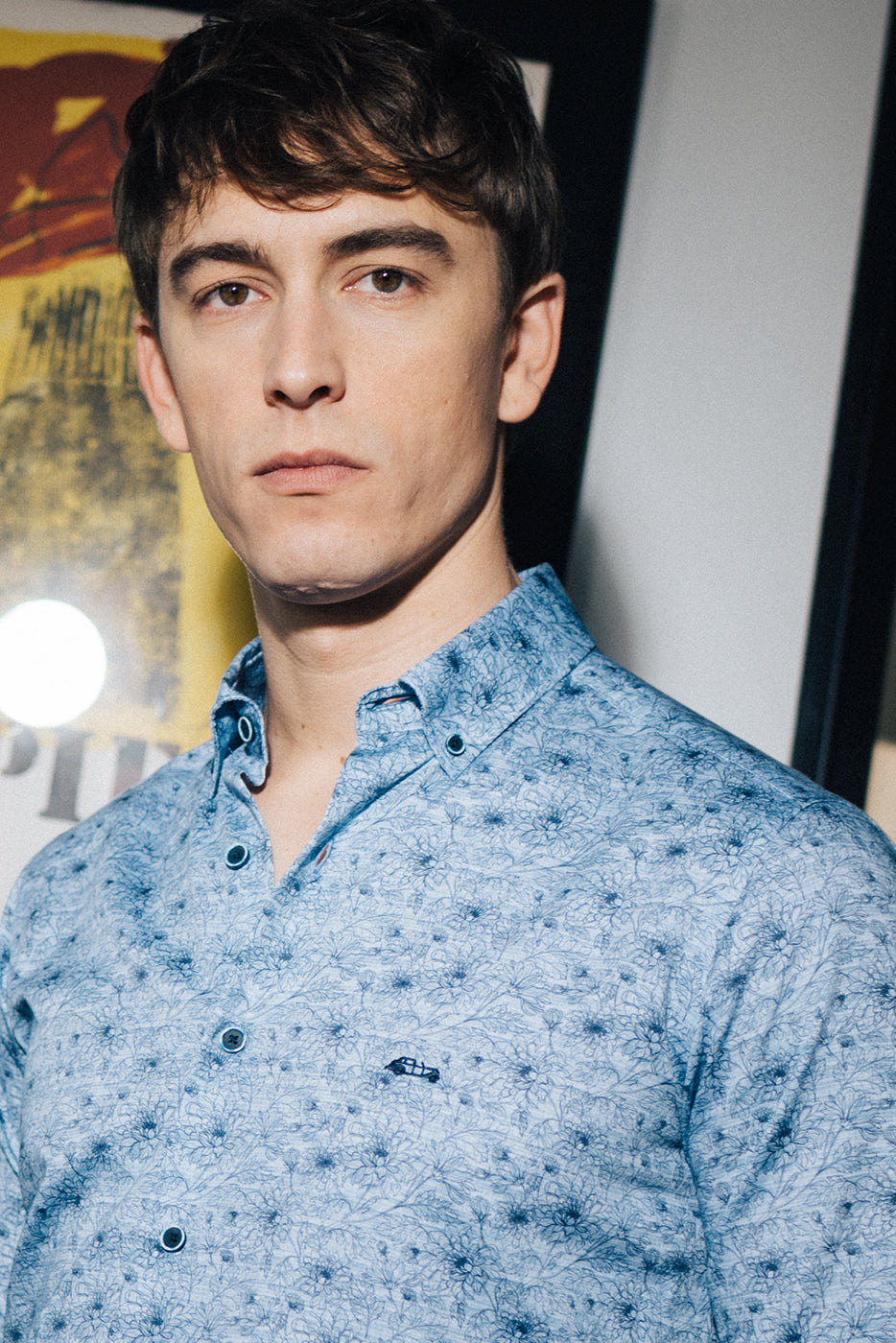 Camisa estampado flores en fondo aspecto vaquero slim fit