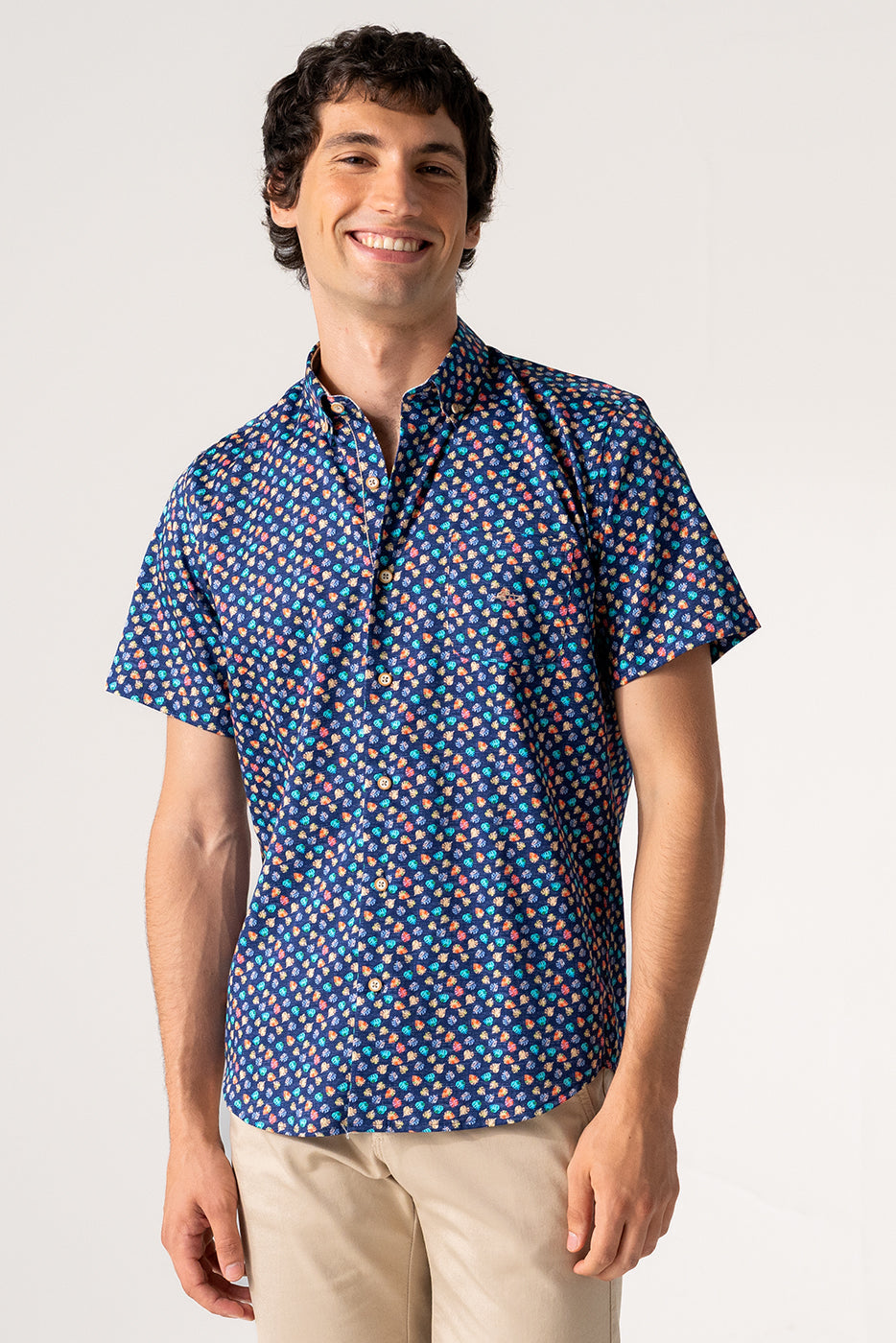 Camisa hombre manga corta estampado hojas multicolor