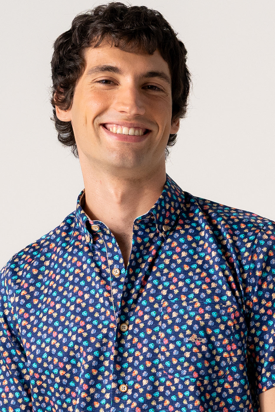 Camisa hombre manga corta estampado hojas multicolor