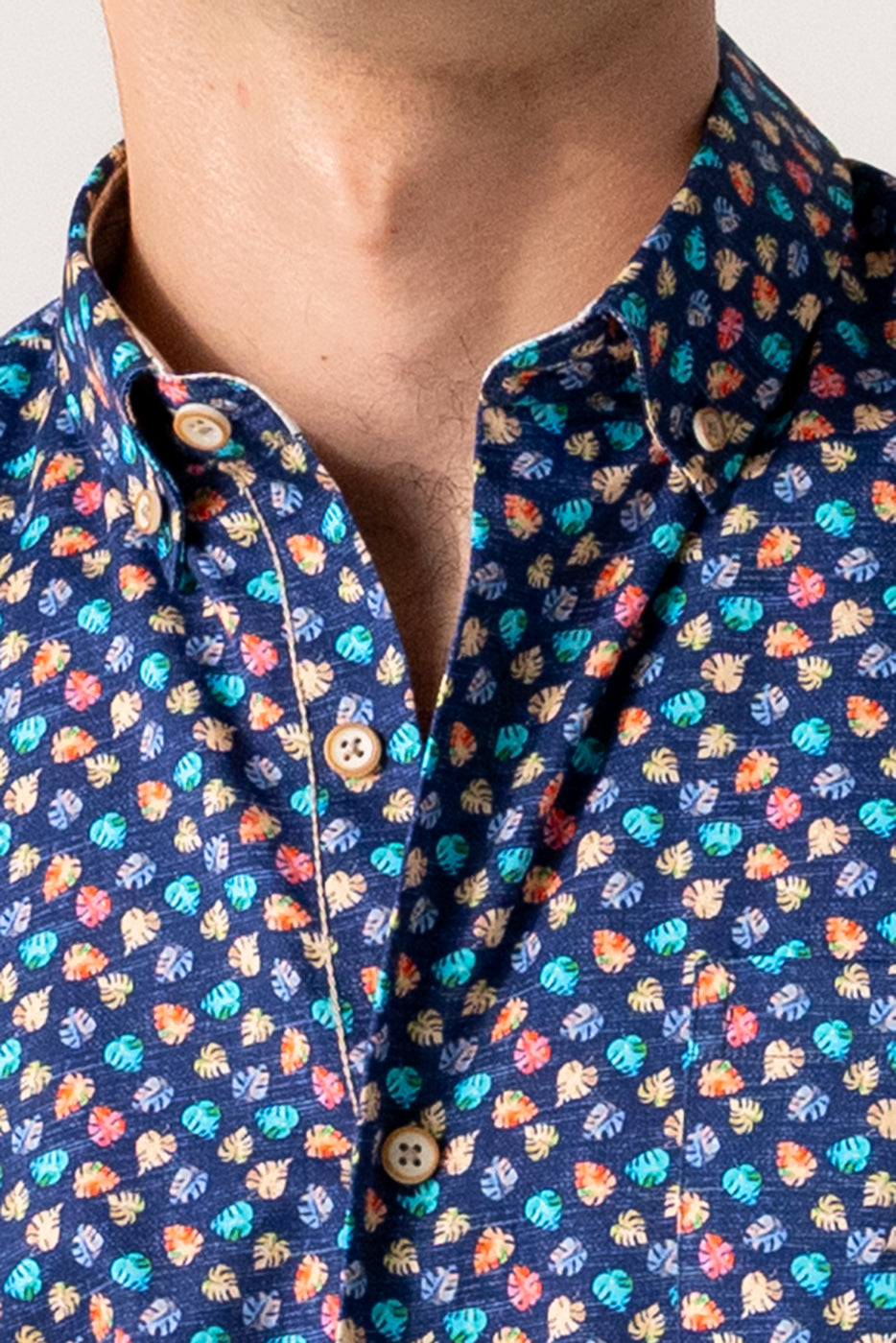 Camisa hombre manga corta estampado hojas multicolor