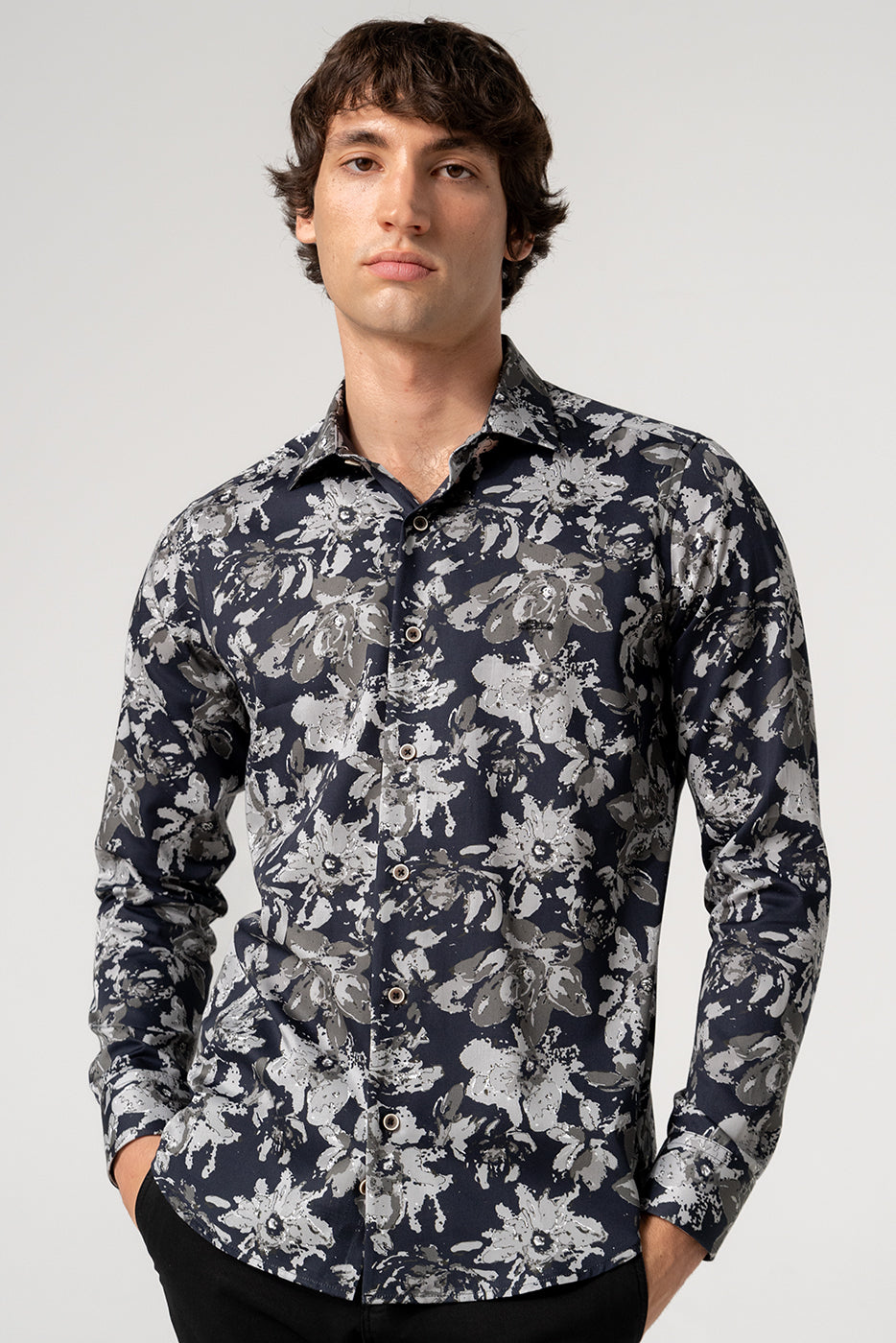 Camisa hombre estampado flores negras slim fit