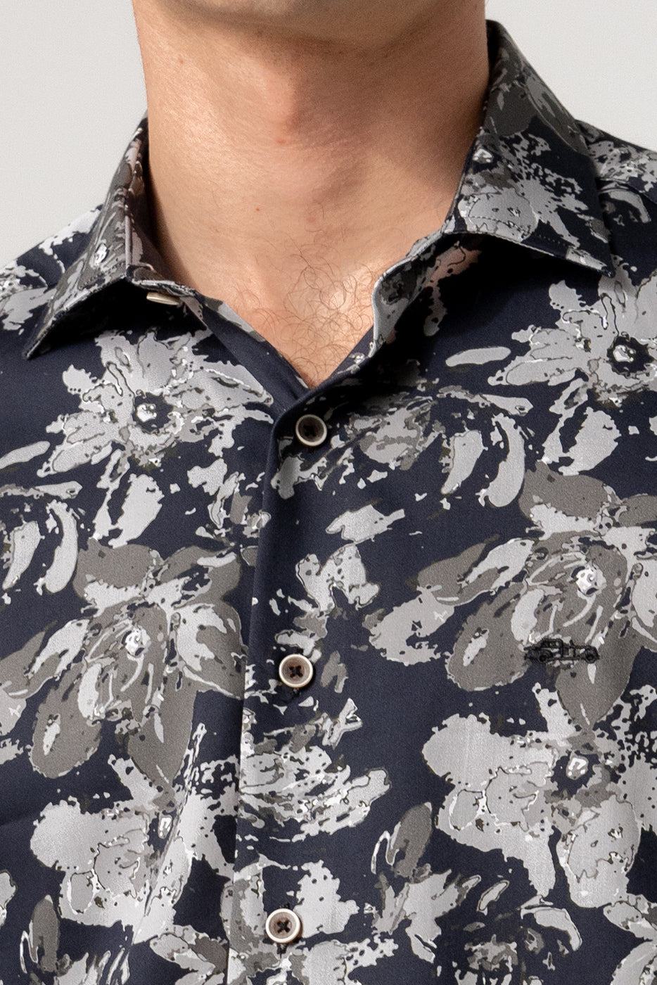 Camisa hombre estampado flores negras slim fit