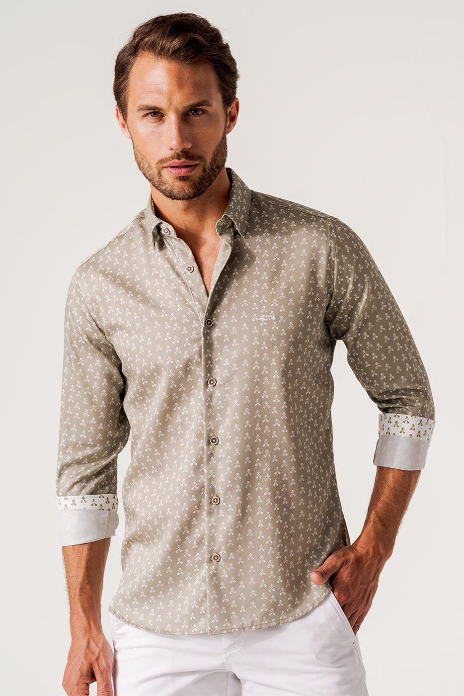 Camisa beige estampado calavera guitarrista