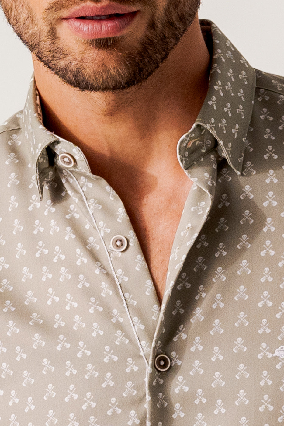 Camisa beige estampado calavera guitarrista