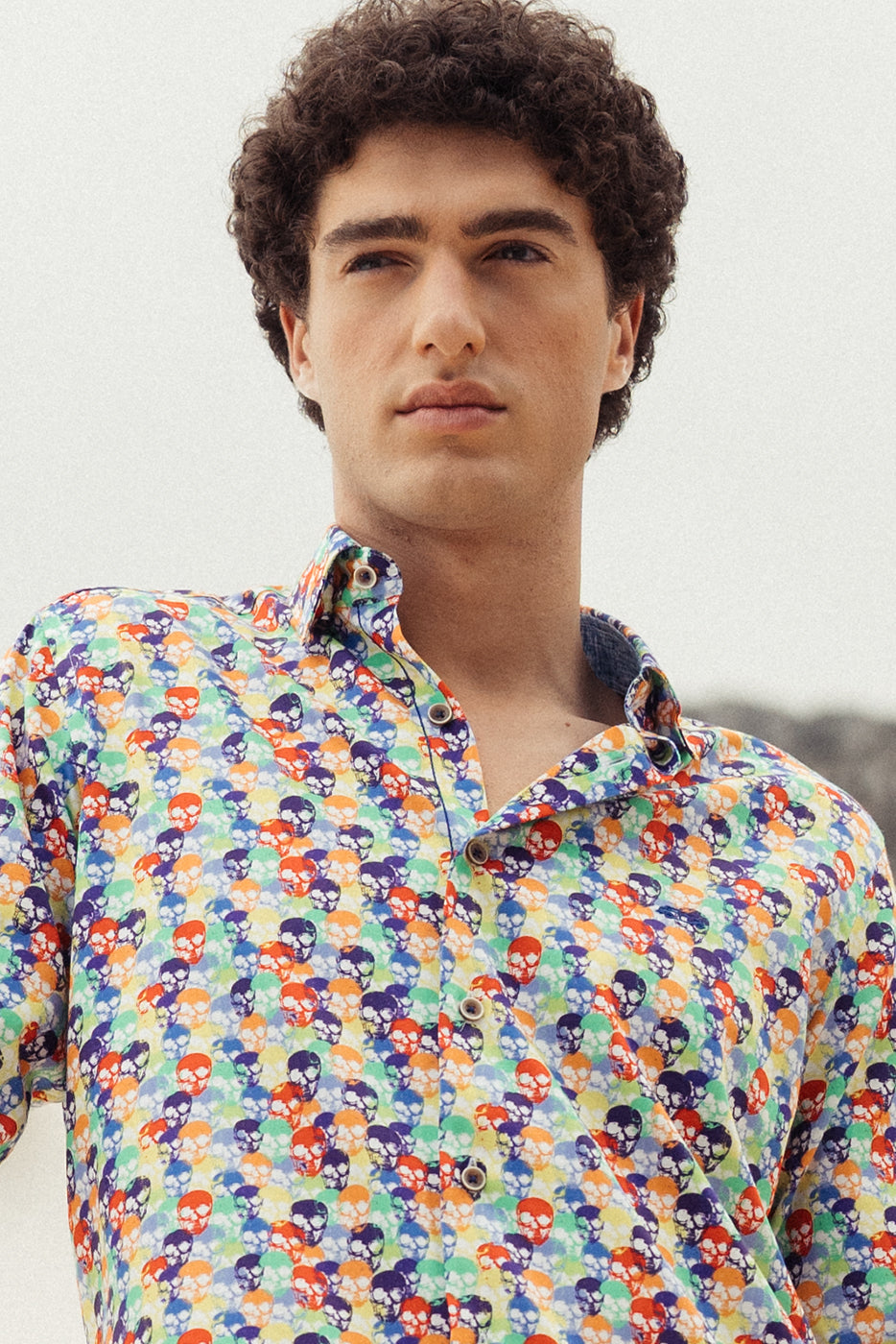 Camisa hombre estampada calaveras multicolor