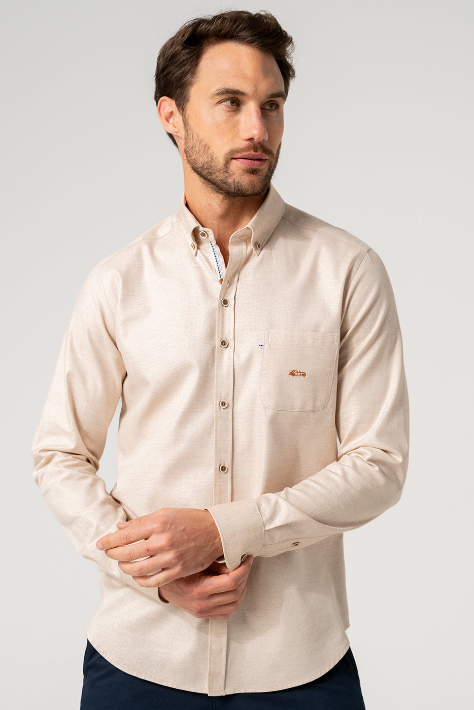 Camisa lisa beige con bolsillo