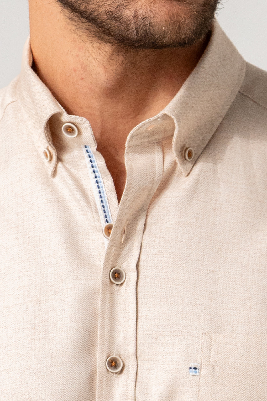 Camisa lisa beige con bolsillo