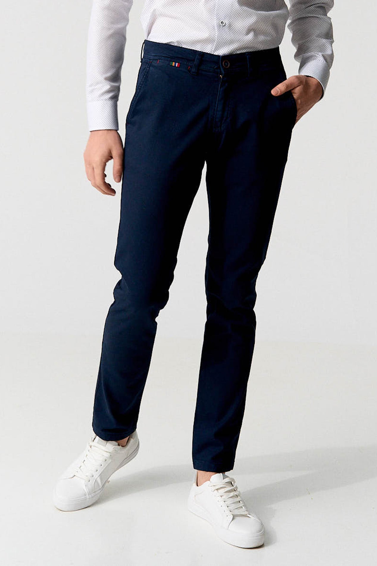 CHINO MARINO SLIM FIT ESTRUCTURA ELÁSTICA